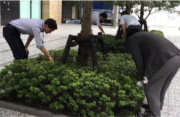 本社ビル周辺ゴミ拾い